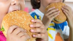 Kids eating hamburgers